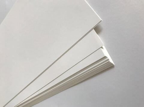 Ero valkoisen pahvin ja valkopintaisen voimapaperin välillä