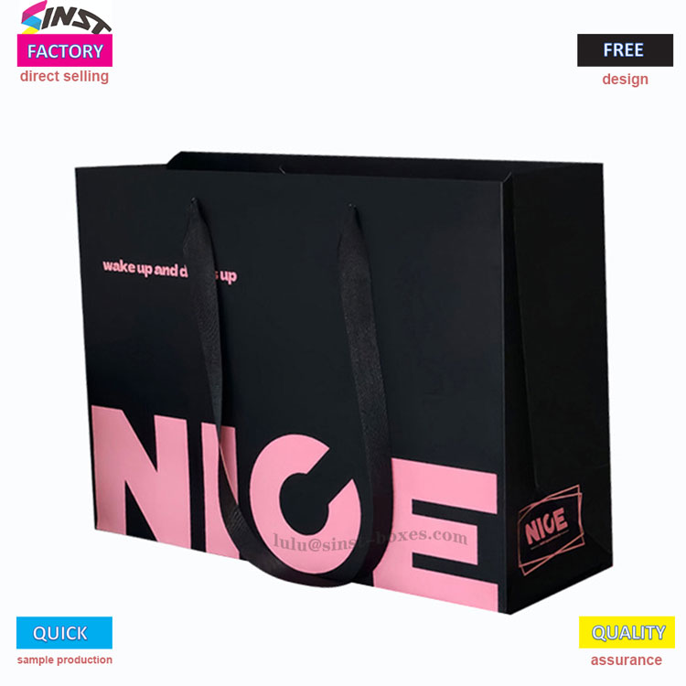 Vaatteiden paperipussi